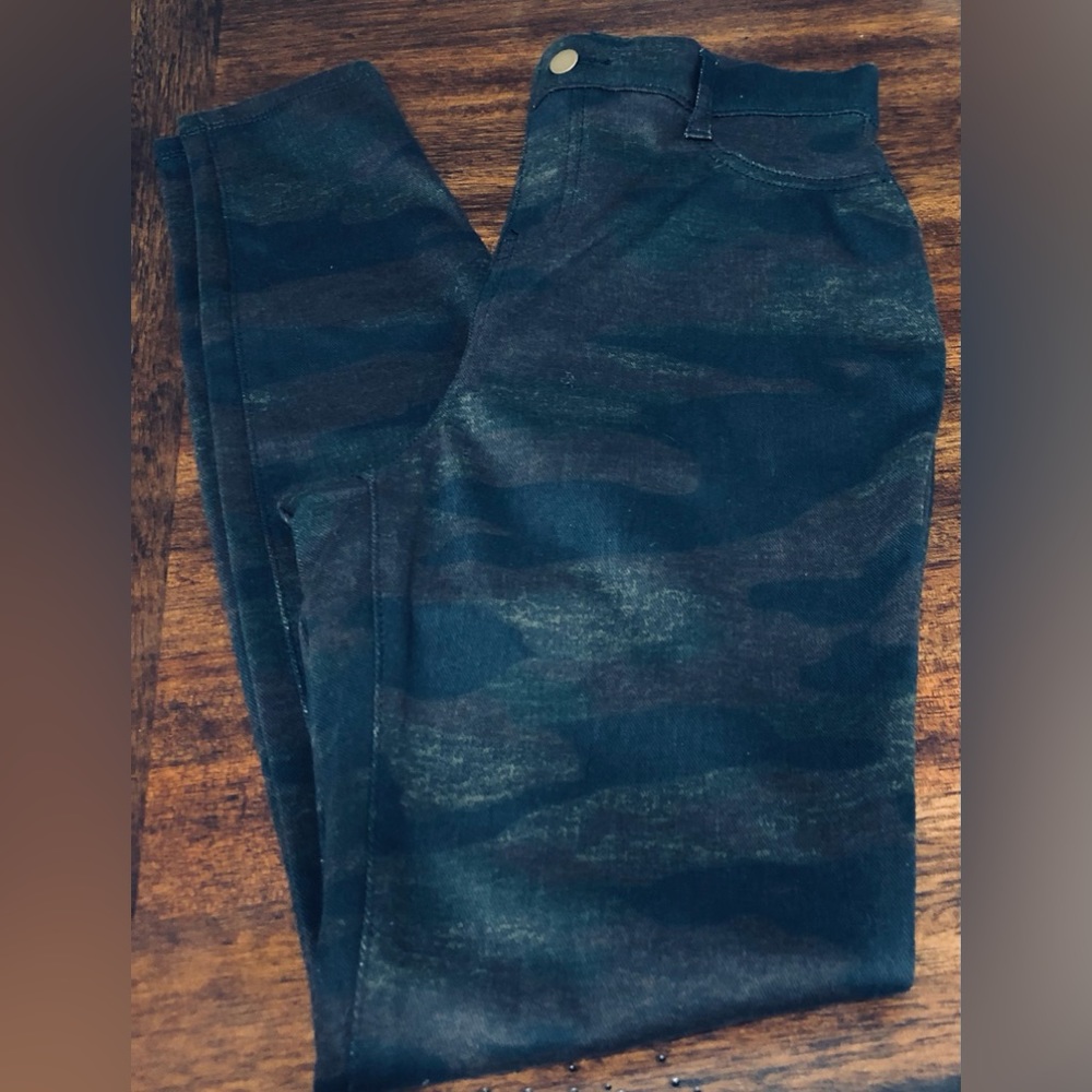 Women’s Jegging jean camo pull on two pockets stretchy. XS